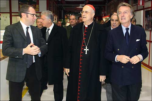 Кардинал Бертоне в сопровождении Луки ди Монтедземоло и Стефано Доменикали