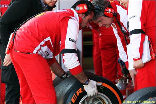 Механики Ferrari с шинами Pirelli