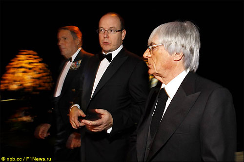 Берни Экклстоун (справа) и принц Альбер Ранье на церемонии FIA в Монако