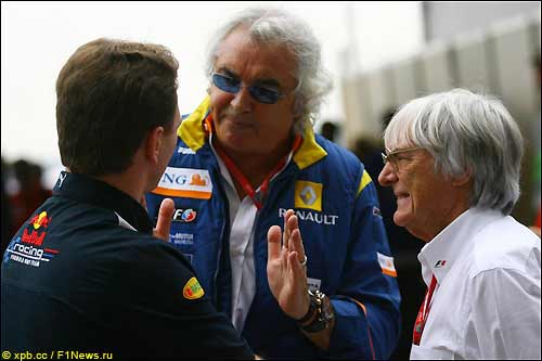 Берни Экклстоун (справа), глава Renault F1 Флавио Бриаторе (в центре) и глава Red Bull Кристиан Хорнер