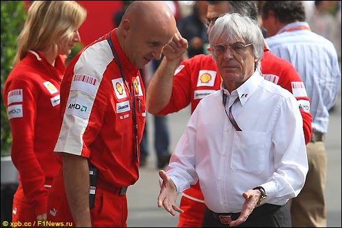 Берни Экклстоун и представители Ferrari в Барселоне