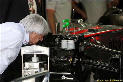 Берни Экклстоун изучает устройство McLaren MP4-25