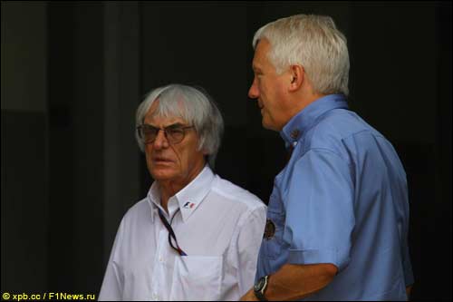 Берни Экклстоун и гоночный директор FIA Чарли Уайтинг