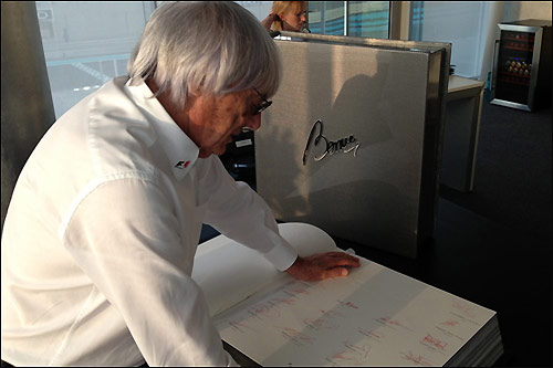 Берни Экклстоун и уникальное издание книги The Official Formula 1 Opus