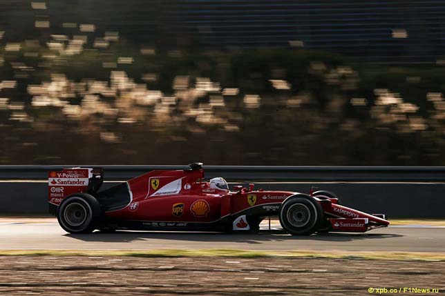 Себастьян Феттель за рулём Ferrari SF15-T на тестах в Хересе