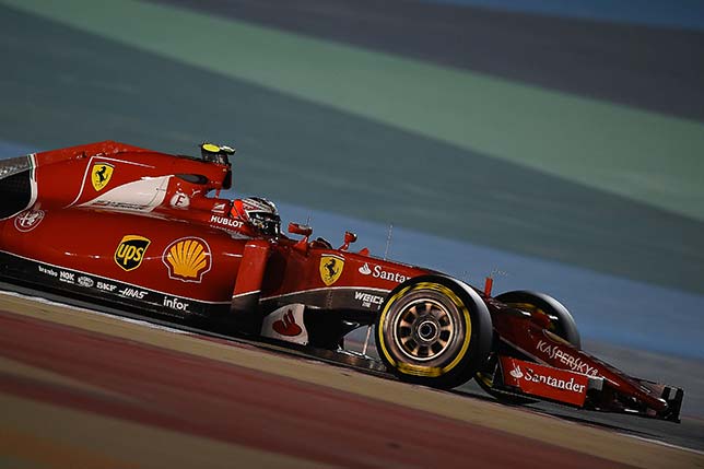 Кими Райкконен за рулём Ferrari SF15-T на трассе в Бахрейне