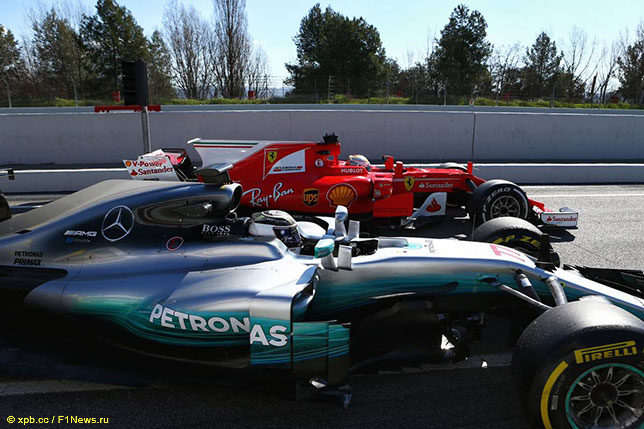 Машины Ferrari и Mercedes на тестах в Барселоне
