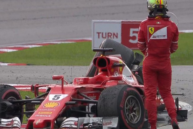Себастьян Феттель у своей разбитой Ferrari