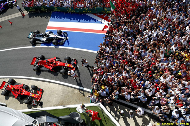 Машины Ferrari и Mercedes после финиша Гран При Великобритании