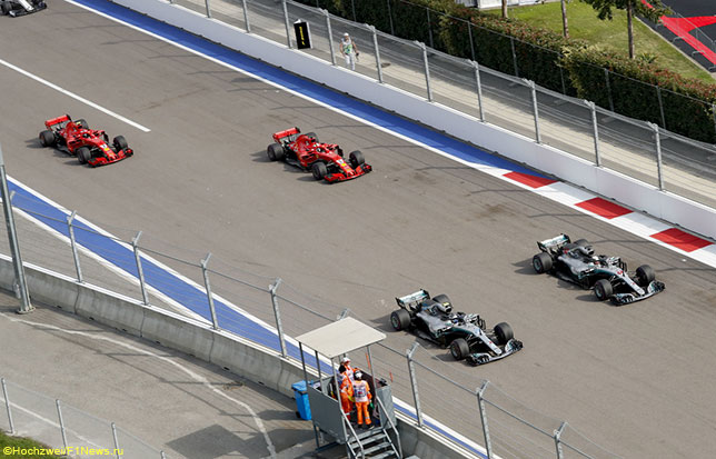 Машины Mercedes и Ferrari на трассе Гран При России