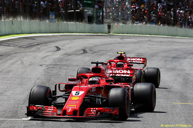 Машины Ferrari на трассе Гран При Бразилии