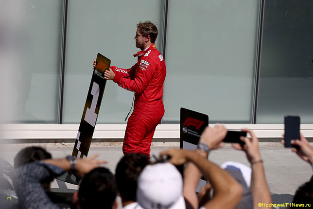 После гонки Себастьян Феттель поменял местами таблички с номерами позиций на финише, поставив к своей Ferrari табличку с номером