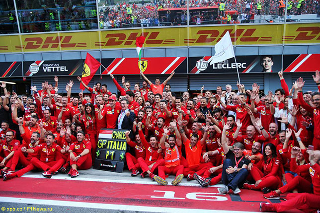Команда Ferrari празднует победу в Гран При Италии