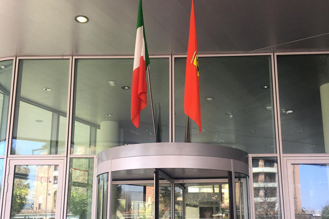 Флаги Италии и Ferrari в Маранелло