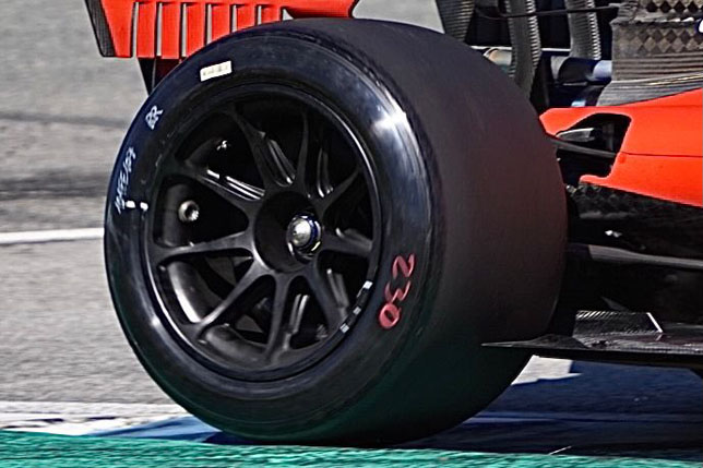 18-дюймовые шины Pirelli на машине Ferrari