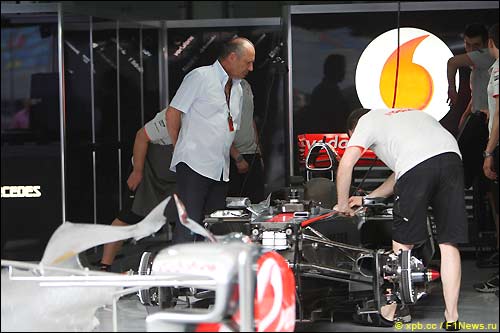 Рон Деннис в боксах McLaren