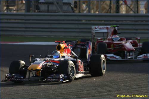 Red Bull и Ferrari на трассе в Бахрейне