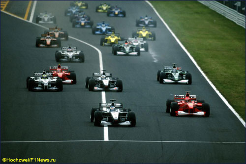 Мика Хаккинен захватывает лидерство на первых метрах Гран При Японии 2000 года