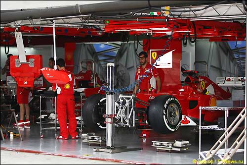 Машины F2012 в боксах Ferrari