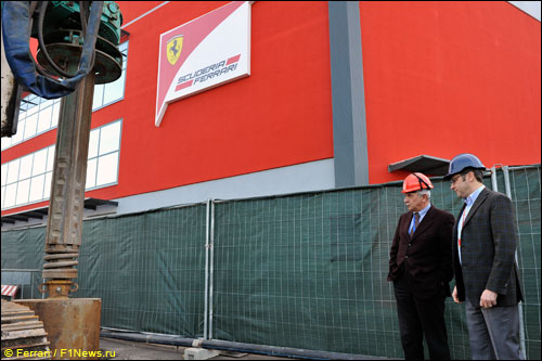Стефано Доменикали присутствует на закладке фундамента нового здания