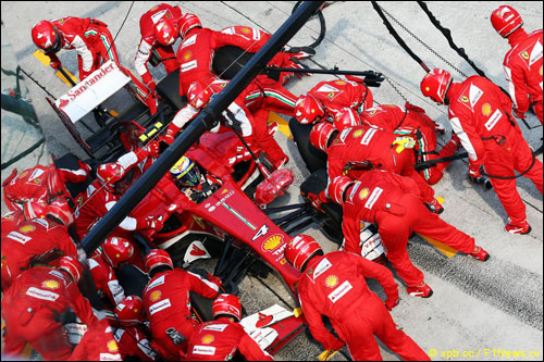 Механики Ferrari обслуживают машину Фелипе Массы
