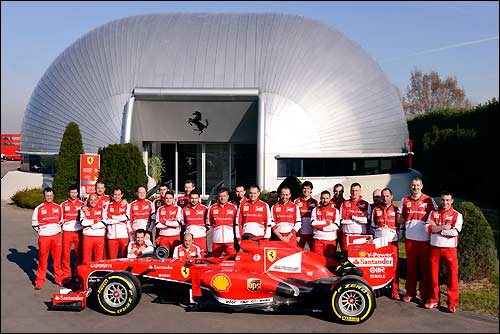 Групповая фотография механиков Ferrari