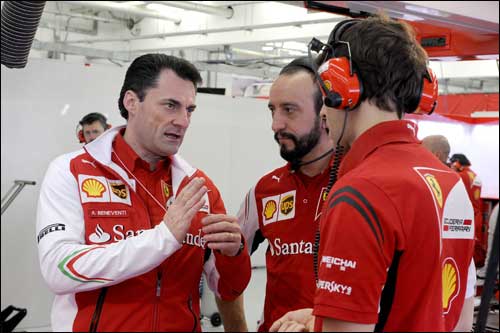 Инженеры-телеметристы Ferrari обсуждают сложный рабочий момент