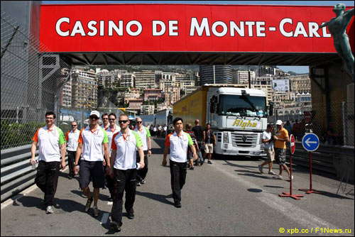 Андриан Сутил с инженерами на трассе в Монако