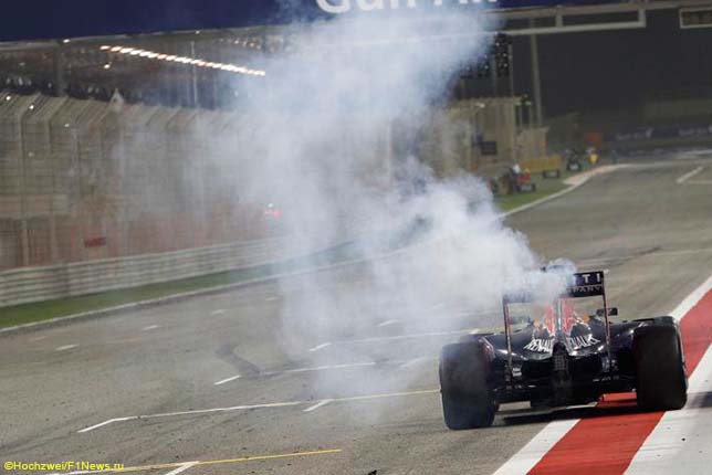 Отказ двигателя на машине Даниэля Риккардо на финише Гран При Бахрейна