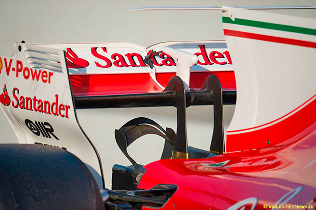 Т-образное крыло, плавник и Monkey Seat на машине Ferrari