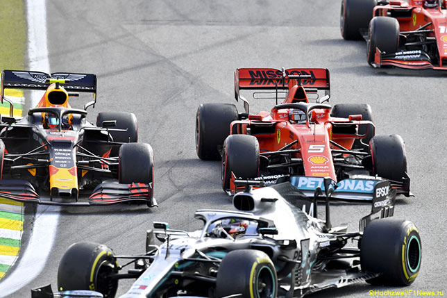 Машины Mercedes, Red Bull Racing и Ferrari на трассе Гран При Бразилии