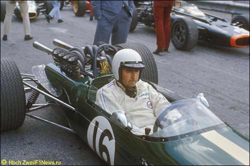 Джек Брэбхем за рулем своей машины, 1967 г.