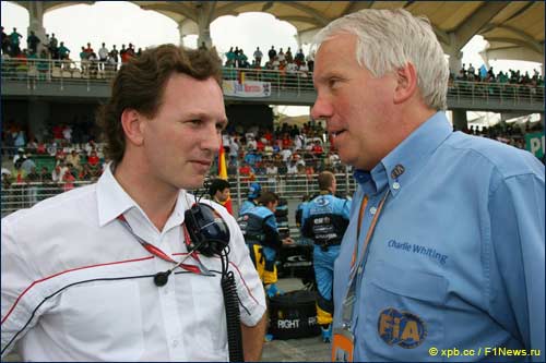 Руководитель Red Bull Кристиан Хорнер и главный судья FIA Чарли Уайтинг