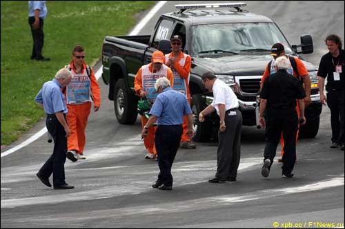 Гоночный директор FIA Чарли Уайтинг проверяет состояние трассы перед Гран При, 2008 г.