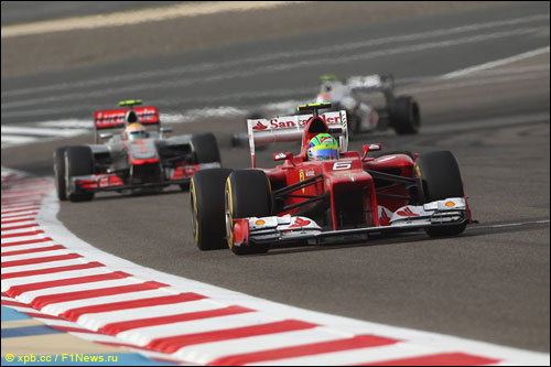 Фелипе Масса и Льюис Хэмилтон на прошлогоднем Гран При Бахрейна