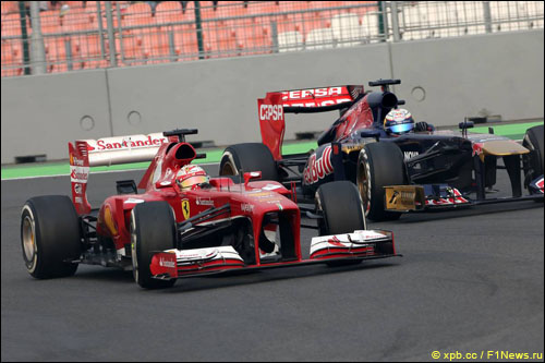 Фернандо Алонсо обгоняет Жана-Эрика Верня в Гран При Индии 2013