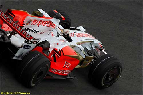 Гонщик Force India Адриан Сутил на трассе в Сан-Паулу