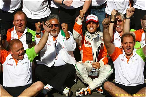 Команда Force India радуется первому подиуму в своей истории, Спа, 2009 г.