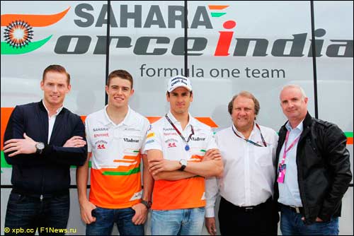 Руководство TWSteel и Force India с пилотами команды