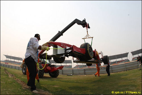 Эвакуация Ferrari Фернандо Алонсо во время первой тренировки Гран При Индии