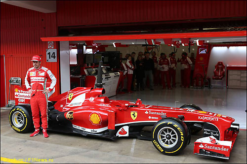 Фернандо Алонсо и F138 перед началом тестов в Барселоне