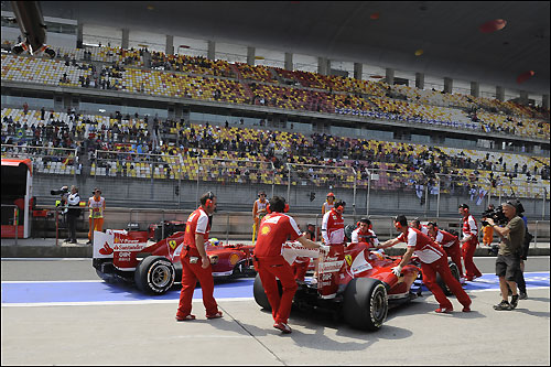 Команда Ferrari в ходе тренировок в Шанхае