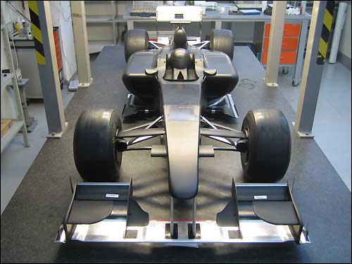 Модель машины Lotus перед тестами в аэродинамической трубе