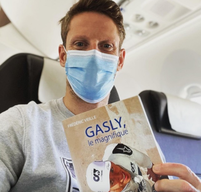 Роман Грожан читает в самолёте книгу о Пьере Гасли, фото из Instagram Грожана