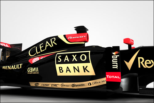 Логотип Saxo Bank на боковом понтоне Lotus E22