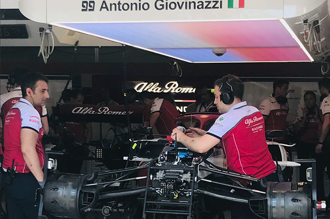 Механики Alfa Romeo работает с машиной Джовинацци по ходу второй тренировки. Фото Jennie Gow