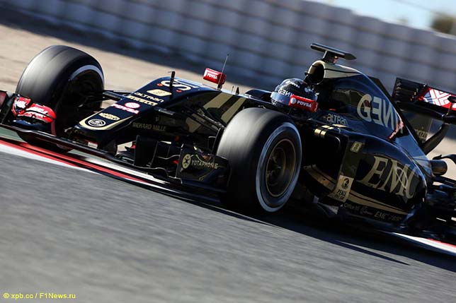 Роман Грожан за рулём Lotus E23 на тестах в Барселоне