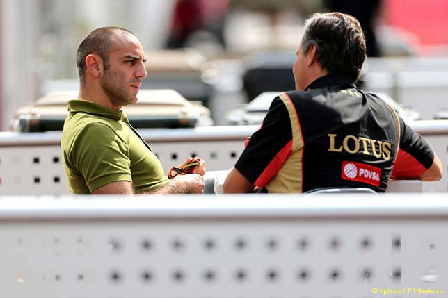 Сирил Абитебул общается с представителем Lotus F1