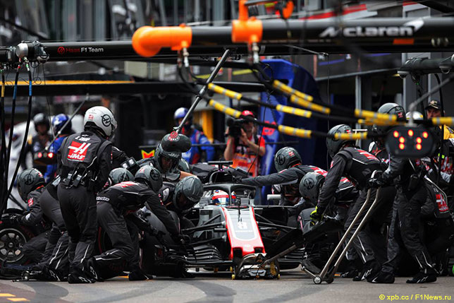 Механики Haas обслуживают машину Романа Грожана во время Гран При Монако