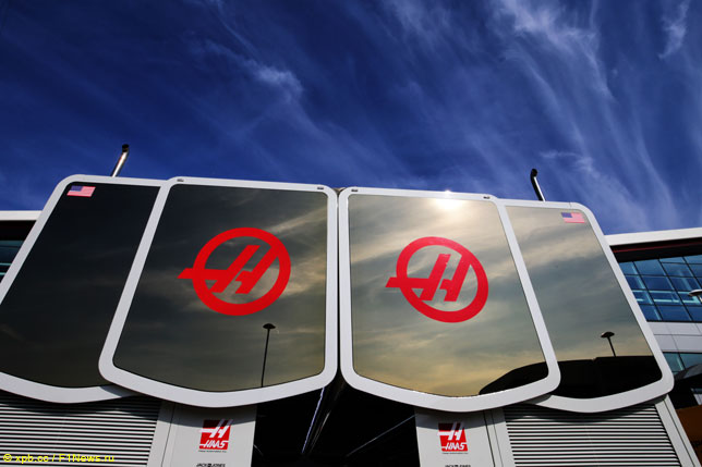 Логотип Haas F1 на моторхоуме команды